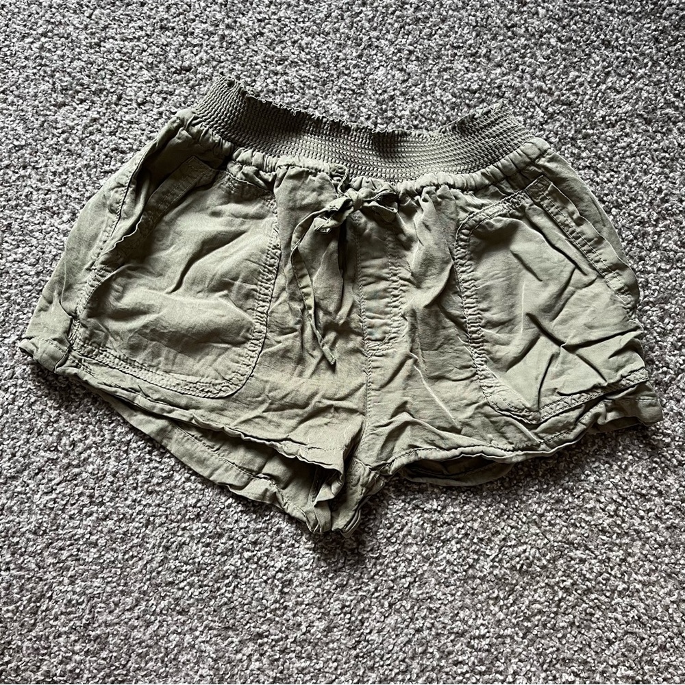 Army green papaya cargo shorts size small